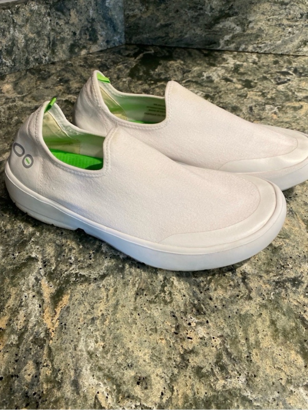 OOFOS OOmg eeZee Low All White Slip On Sneaker Recovery Shoe US Size 9.5